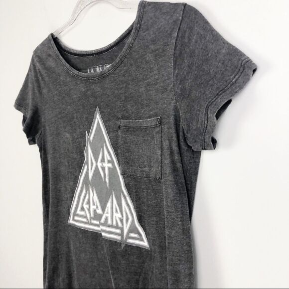 DEF LEPPARD | Graphic Band Pocket Tee Gray Short Sleeve Scoopneck Women’s Size S - Picture 2 of 6